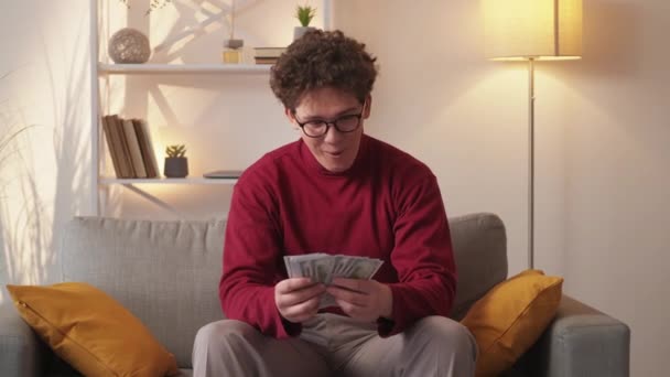 Alegria Financeira Homem Entusiasmado Sentimentos Riqueza Feliz Cara Inteligente Expressando — Vídeo de Stock