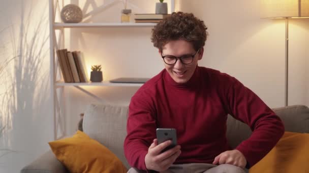Online Kommunikation Inspirierter Mann Internetverbindung Glücklicher Selbstbewusster Kerl Auf Virtuellem — Stockvideo