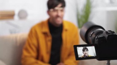 Video röportajı. Çevrimiçi uzman. Canlı yayın. Kendine güvenen başarılı adam kameraya konuşan vlog 'u kaydediyor..