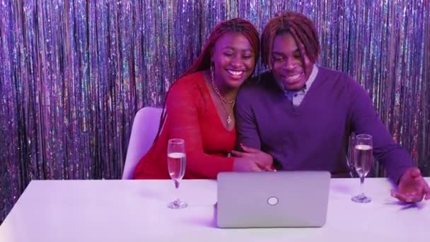 Uroczyste Powitanie Szczęśliwa Para Świętowanie Online Radosny Czarny Mężczyzna Kobieta — Wideo stockowe