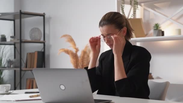Utmattat Arbete Trött Kvinna Överbelastningsinformation Elegant Dam Lider Huvudvärk Massera — Stockvideo