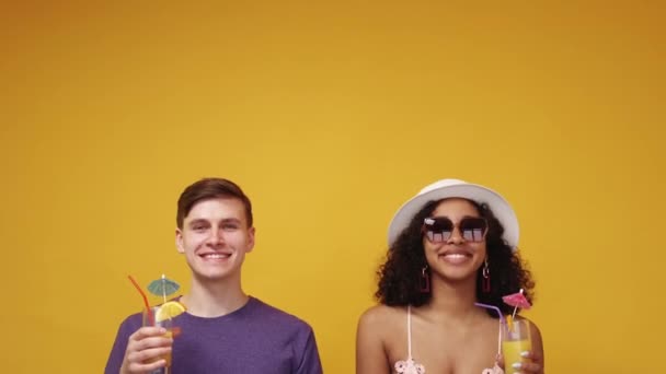 Відпустка Туру Щаслива Пара Літній Продаж Усміхнений Чоловік Жінка Свіжими — стокове відео