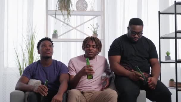 Przyjazne Spotkanie Pozytywni Czarni Mężczyźni Cieszę Się Komunikacją Relaksujący Hipsterzy — Wideo stockowe