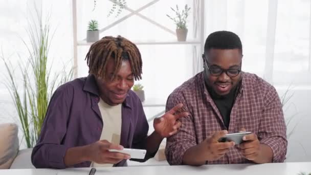 Διαγωνισμός Κινητού Ενθουσιασμένοι Άντρες Εκφραστική Χαρά Ευτυχισμένοι Αρσενικοί Φίλοι Παίζουν — Αρχείο Βίντεο