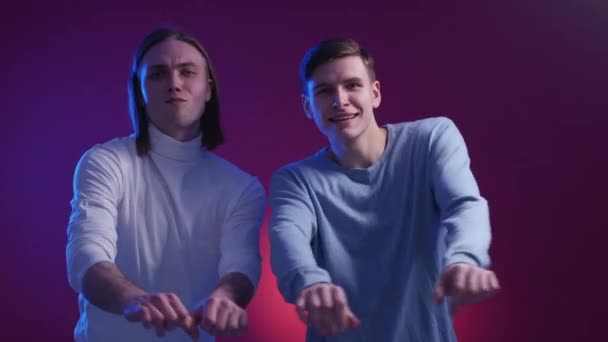 Aufgeregte Freude Lustige Männer Porträt Neonlicht Ausdrucksstarke Positive Jungs Präsentieren — Stockvideo