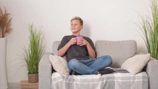 Wypoczynek Domu Zrelaksowany Nastolatek Cieszymy Się Odpoczynkiem Happy Casual Chłopiec — Wideo stockowe