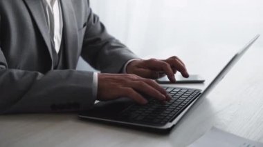 İnternet işi. Online iş. Web araştırması. Proje yönetimi. Tanımlanamayan kıdemli erkek CEO elleri hafif iş yerindeki deftere yazı yazıyor..