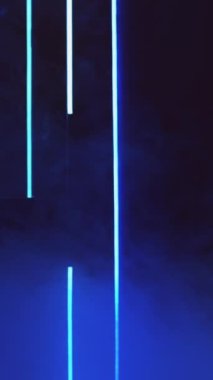 Dikey video. Bulanık lazer parıltısı. Renkli sis. Disko aydınlatması. Odaklanamayan neon ışığı dumanı soyut bir serbest alan arkaplanı üzerinde yüzüyor.