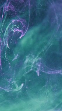 Dikey video. Renk sisi soyut arkaplan. Rüya gibi bir hava. Yeşil mor neon ışık pırıl pırıl parıldıyor. Sis dokusu hareket ediyor..