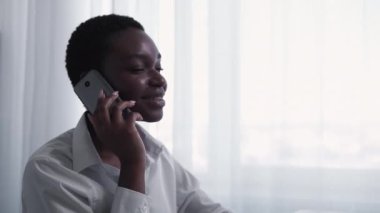 Mobil iletişim. İş görüşmesi. Uzaktan anlaşma. Kendine güvenen lider kadın telefonda konuşuyor açık beyaz pencere arkaplanı ve boş alan projesini tartışıyor.