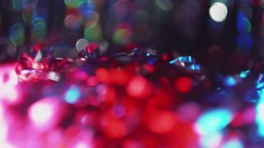 Noel arkaplanı. Odaklanamayan mercek patlaması. Bulanık bokeh. Yumuşak yanıp sönen peri ışıkları. Parlak arkaplan