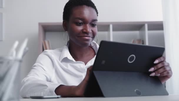项目管理 数字商业 虚拟工作 满意的女性首席执行官在轻便的家庭办公室工作场所从事平板电脑在线财务报告审批工作 — 图库视频影像