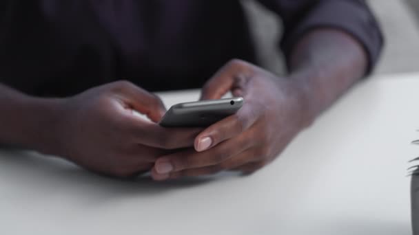 移动通信 在线聊天 现代技术 无法辨认的商人在家里的轻便工作场所使用智能手机发短信 — 图库视频影像