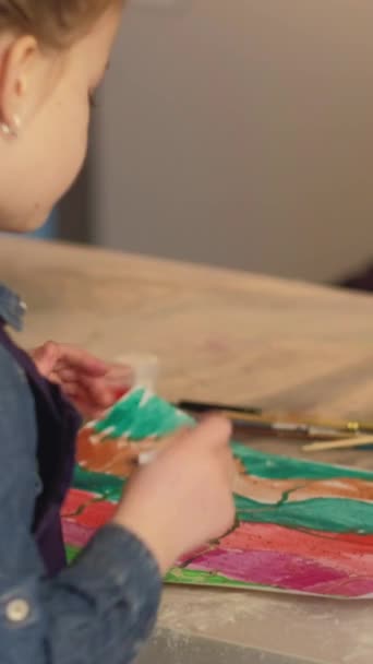 Вертикальне Відео Дитяче Мистецтво Живопис Хобі Позашкільна Діяльність Натхненна Дівчина — стокове відео