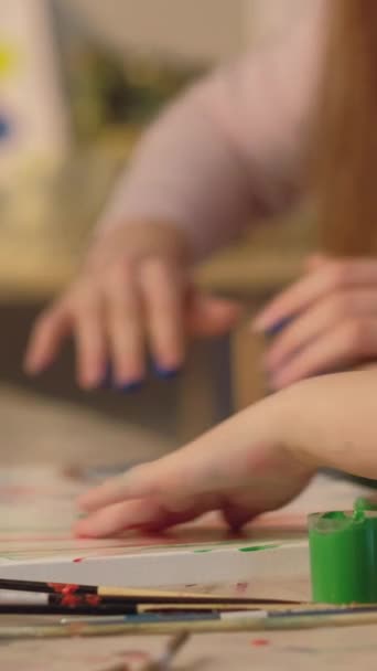 Вертикальне Відео Сімейне Мистецтво Язування Хобі Творче Дозвілля Натхненна Мама — стокове відео