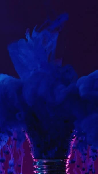 Κάθετο Βίντεο Πυροβολισμός Μελανιού Πιτσιλιές Υγρού Μπλε Χρώμα Σύννεφο Καπνού — Αρχείο Βίντεο