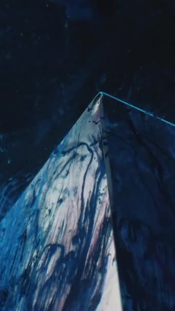 Κάθετο Βίντεο Πιτσιλιές Μελανόνερο Στο Ice Hill Μπλε Χρώμα Ρευστό — Αρχείο Βίντεο
