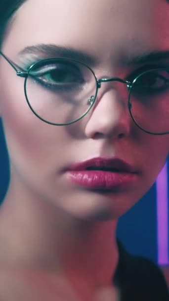 Vídeo Vertical Olha Para Anos Moda Óptica Vestuário Retrô Closeup — Vídeo de Stock