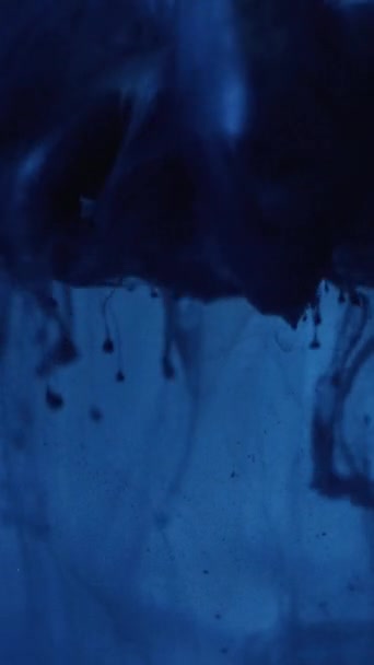 Вертикальное Видео Чернильная Капля Всплеск Краски Облако Дыма Ослабленная Голубая — стоковое видео