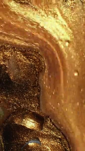 Κάθετο Βίντεο Γκλίτερ Ροή Μελανιού Αστραφτερό Υγρό Defocused Λαμπερό Χρυσό — Αρχείο Βίντεο