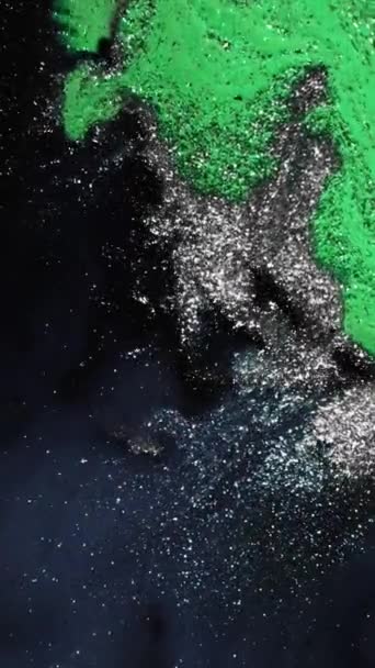 Вертикальне Відео Блискуча Рідина Малювати Розливання Фарбова Хвиля Мерехтливий Сріблястий — стокове відео