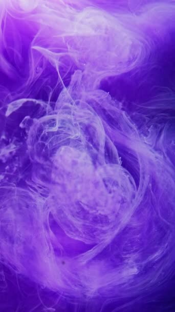 垂直ビデオ 色蒸気 炎の渦だ 蒸気が浮く 青紫色の輝く煙雲テクスチャ塗料の水の流れの動き抽象的な背景 — ストック動画