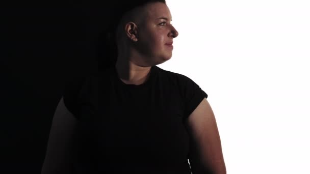 Kroppsacceptans Självsäker Kvinna Silhuettporträtt Leende Storlek Kvinna Poserar Delad Svart — Stockvideo
