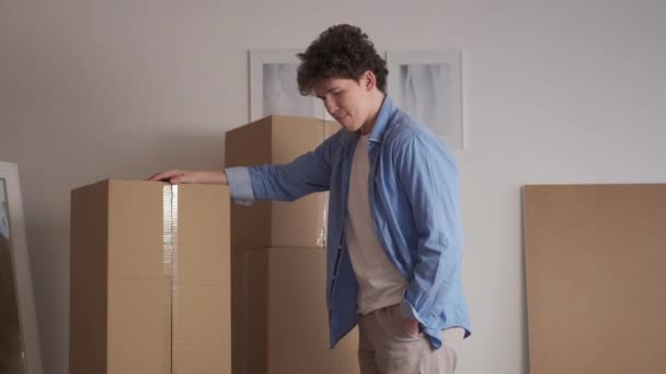 Move Problem Poor Man Delivery Payment Sad Disappointed Guy Showing — Stock videók