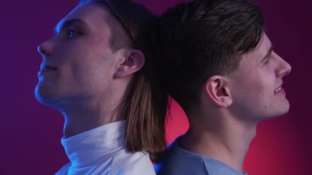 Pasangan Pria Bahagia Sincere Hubungan Potret Cahaya Neon Santai Terinspirasi — Stok Video