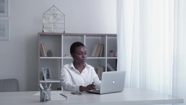 Επαγγελματικός Τρόπος Ζωής Επιτυχημένη Καριέρα Online Μάρκετινγκ Έξυπνη Στοχαστική Γυναίκα — Αρχείο Βίντεο