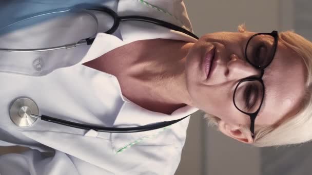 Вертикальне Відео Діагностична Робота Жінка Лікар Клінічні Дослідження Концентрована Жінка — стокове відео