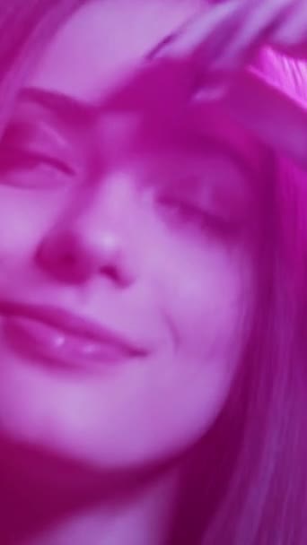 Ženská Krása Neonový Večírek Užívám Tanec Rozkošná Šťastná Žena Růžové — Stock video