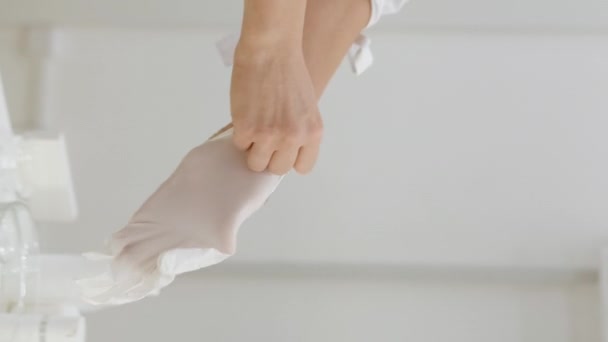 垂直ビデオ 手の保護 化粧品の手順 衛生基準だ 美容室でクライアントのために準備手袋を取って認識できない女性 — ストック動画
