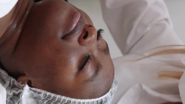 Κάθετο Βίντεο Περιποίηση Δέρματος Ευτυχισμένη Γυναίκα Διαδικασία Σαλονιού Επαγγελματίας Κοσμητολόγος — Αρχείο Βίντεο