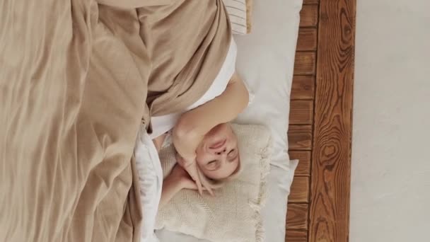 Κάθετο Βίντεο Απολαμβάνω Πρωινό Ξύπνια Γυναίκα Αναπαυτικός Ύπνος Ειρηνική Μεσήλικη — Αρχείο Βίντεο