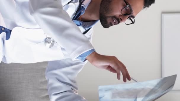 Κάθετο Βίντεο Νόσος Των Πνευμόνων Άντρας Γιατρός Ιατρική Διάγνωση Στοχαστικός — Αρχείο Βίντεο