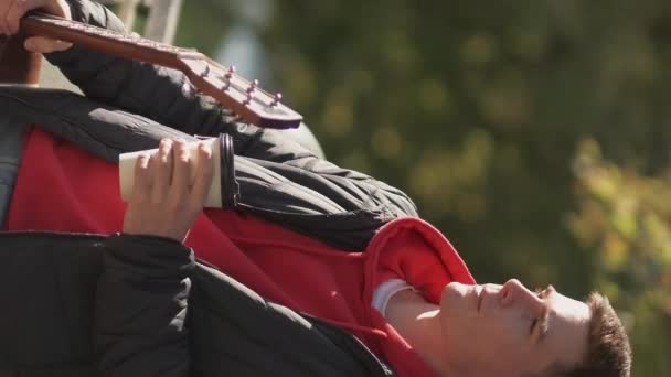 Video Vertikal Waktunya Minum Kopi Musisi Pria Hari Yang Indah — Stok Video