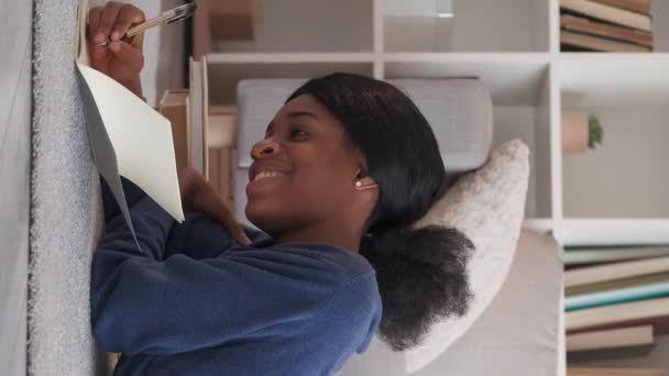 垂直ビデオ 創造的なアイデア インスピレーションを受けた女性 ホームレジャー 創造的な気分を引く思考の女性ノートを書く床の家のリビングルームを敷設 — ストック動画