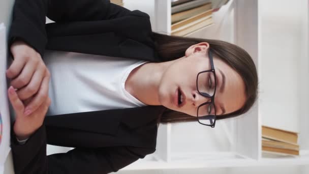 Vertikal Video Irriterad Affärskvinna Webbchatt Projektmisslyckande Chockad Frustrerad Kvinnlig Ledare — Stockvideo