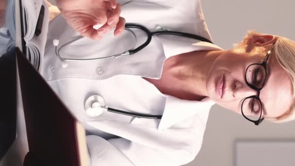 Video Vertikal Penelitian Medis Dokter Wanita Belajar Diagnosis Wanita Cerdas — Stok Video