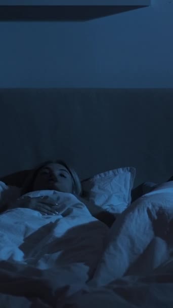 Bezsenność Bezsenna Stresująca Noc Zaburzenia Snu Zmęczona Żona Łóżku Chrapiącym — Wideo stockowe