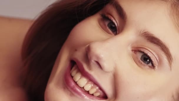 垂直录像 自然美 牙科保健 快乐的金发女人 脸上挂着完美的笑容 慢镜头 — 图库视频影像
