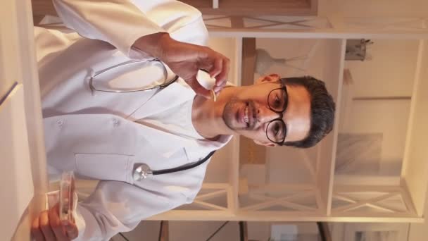 Вертикальне Відео Добавки Таблетки Чоловік Лікар Онлайн Консультація Медик Демонструє — стокове відео