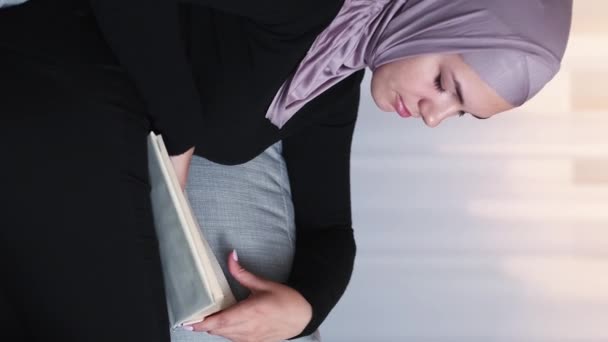 Vertikal Video Hemläsning Helg Fritid Litteraturvisdom Pensiv Avslappnad Kvinna Hijab — Stockvideo