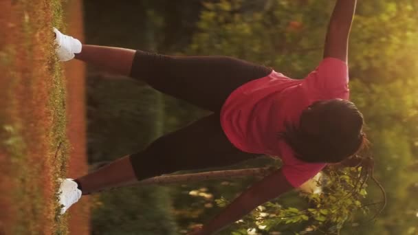 Vertical Video Park Fitness Outdoor Training Healthy Body Motivated Curvy — Vídeos de Stock