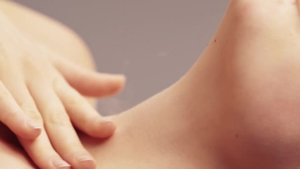 垂直录像 美丽的温泉 女性身体治疗 精心照料 无法辨认的女人用手部慢动作轻柔地触摸颈部区域肩部 — 图库视频影像