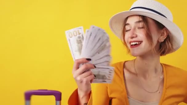 休暇の夢 金持ちの女 想像力だ 幸せな自信のある女性打撃とともに現金ドルのようなファンポーズ上の黄色の背景コピースペース — ストック動画