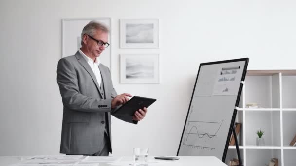 Digital Business Virtual Audit Information Technology Confident Smart Senior Entrepreneur — Vídeo de Stock