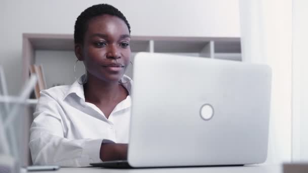 成功的项目 网上交易 远程工作 满意的女性员工在轻松的家庭办公室使用笔记本电脑庆祝自己的成就 — 图库视频影像
