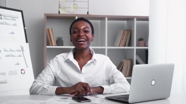 商业面试 项目介绍 企业交流 成功快乐的女性领导在办公室里用图表向同事挥手致意 — 图库视频影像